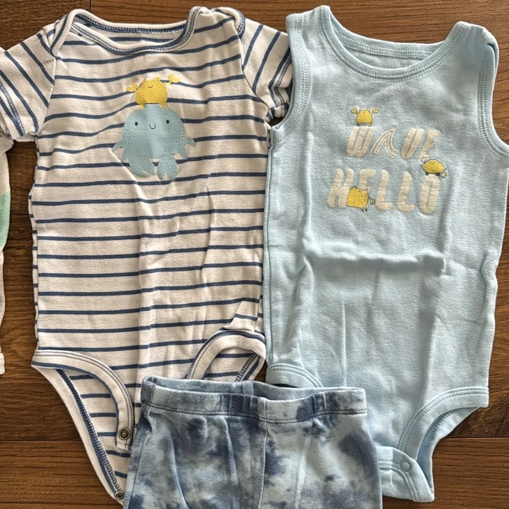 Bundle of Carter’s baby boy outfit sets, size 9 months - Picture 4 of 6